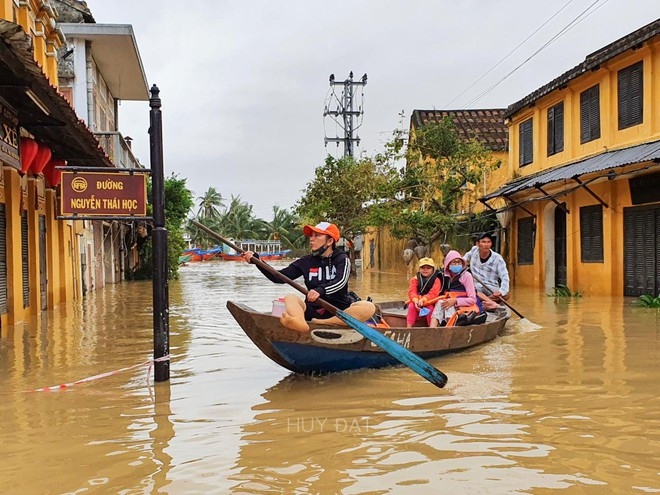 Người dân, du khách phải di chuyển trong phố cổ toàn bộ bằng ghe thuyền HUY ĐẠT