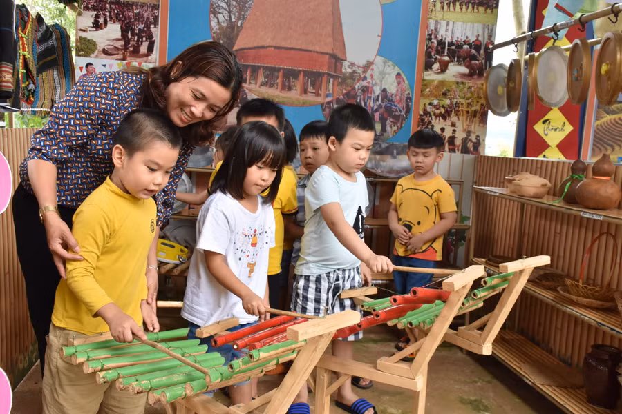  Cô và trò Trường Mầm non Hoa Hồng (thị trấn Chư Sê) trong một tiết học. Ảnh: Trần Dung