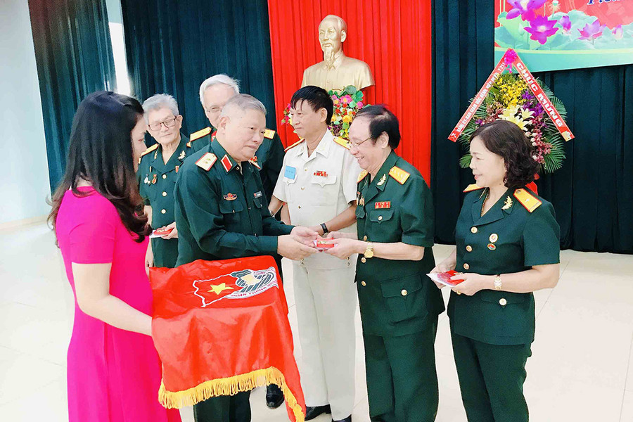 Trao kỷ niệm chương "Chiến trường Tây Nguyên" cho các cá nhân. Ảnh: Vĩnh Hoàng Trao kỷ niệm chương cho các cá nhân. Ảnh: Vĩnh Hoàng