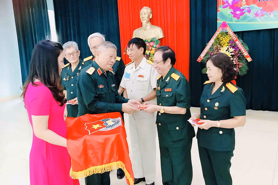  Trao kỷ niệm chương cho các cá nhân. Ảnh: Vĩnh Hoàng