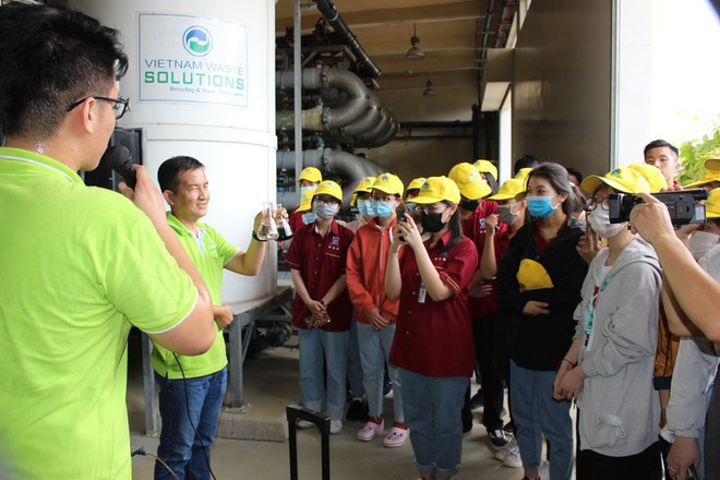 Nhân viên của VWS thuyết trình về quy trình thu gom nước rỉ rác cho các sinh viên QUANG VIÊN