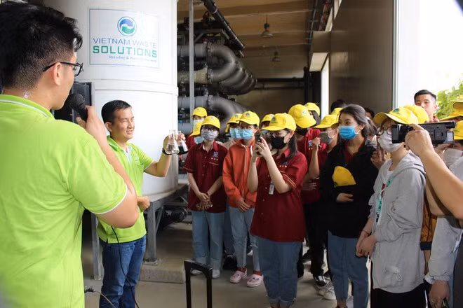 Nhân viên của VWS thuyết trình về quy trình thu gom nước rỉ rác cho các sinh viên QUANG VIÊN