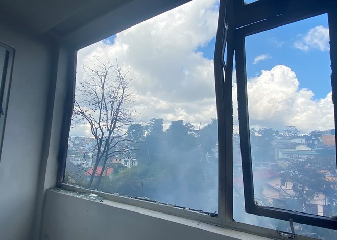 Ngôi nhà của ông Thắng bị thiệt hại do vụ cháy phòng trọ gây ra ẢNH: LÂM VIÊN