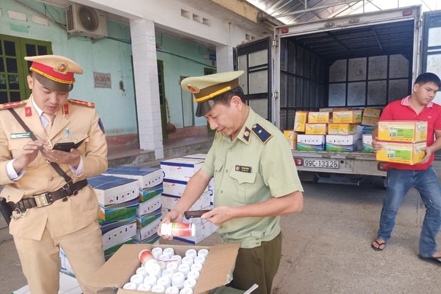  12.300 sản phẩm hóa chất bảo vệ thực vật nhập lậu bị lực lượng chức năng bắt giữ. Ảnh: QLTT