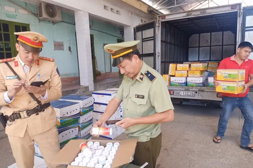  12.300 sản phẩm hóa chất bảo vệ thực vật nhập lậu bị lực lượng chức năng bắt giữ. Ảnh: QLTT