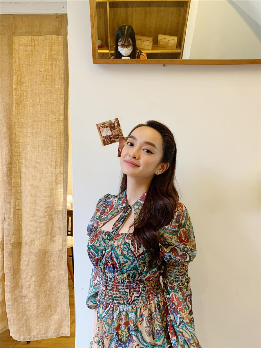 Làm việc với dàn diễn viên gạo cội của màn ảnh Việt như Thái Hòa, Hồng Ánh, Thu Trang, Đức Thịnh... nhưng những gì Kaity Nguyễn thể hiện đã cho thấy, nữ diễn viên 21 tuổi vẫn không hề 