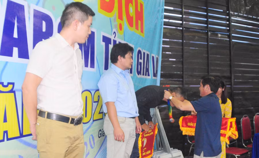 Ông Trần Ngọc Nhung-Giám đốc Sở Văn hoá-Thể thao và Du lịch tỉnh trao giải cho các cơ thủ. Ảnh: Thiên Di