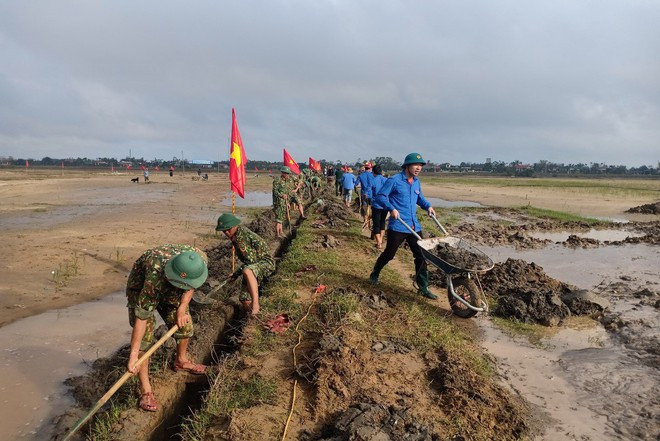 Việc dòn bùn diễn ra rất khẩn trương ẢNH: THANH LỘC