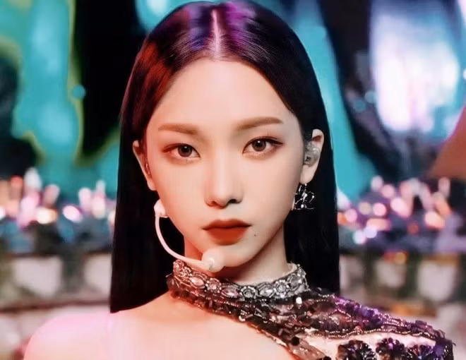 Hôm 22.11, xuất hiện trên sân khấu quảng bá Black Mamba tại Inkigayo, Karina tiếp tục chiếm trọn 