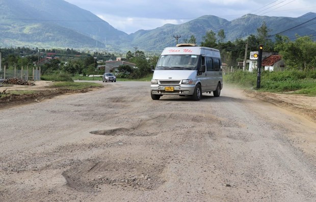 'Ổ gà' trên Quốc lộ 19.