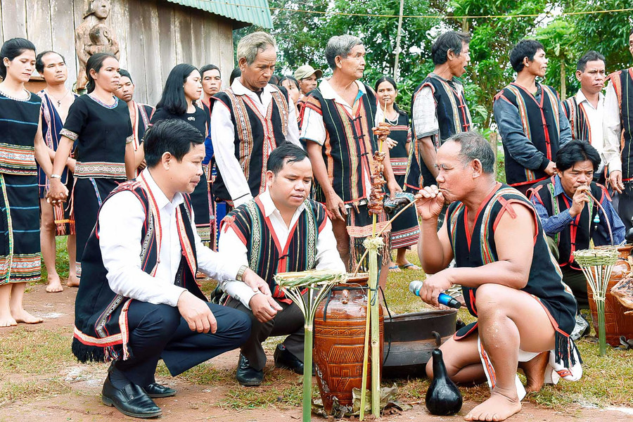Già làng Đinh Nhíp (đầu tiên bên phải) làng Tul Đoa cho biết: Người dân trong làng rất phấn khởi vì Đảng và Nhà nước đã đầu tư trên 3 tỷ để làm đường, trường, trạm hỗ trợ người dân vay vốn để làm cà phê, chăn nuôi… các phong trào, các cuộc vận động từng bước đi vào cuộc sống, phát huy được hiệu quả, đời sống vật chất và tinh thần của người dân được nâng cao.