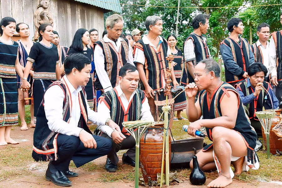 Già làng Đinh Nhíp (đầu tiên bên phải) làng Tul Đoa cho biết: Người dân trong làng rất phấn khởi vì Đảng và Nhà nước đã đầu tư trên 3 tỷ để làm đường, trường, trạm hỗ trợ người dân vay vốn để làm cà phê, chăn nuôi… các phong trào, các cuộc vận động từng bước đi vào cuộc sống, phát huy được hiệu quả, đời sống vật chất và tinh thần của người dân được nâng cao.