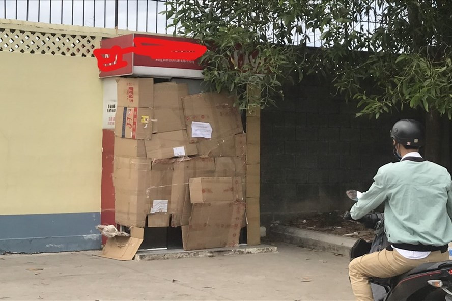 Công an đang truy bắt kẻ bịt mặt đập vỡ trụ ATM ở Bình Dương. Ảnh: Dương Bình Công an đang truy bắt kẻ bịt mặt đập vỡ trụ ATM ở Bình Dương. Ảnh: Dương Bình