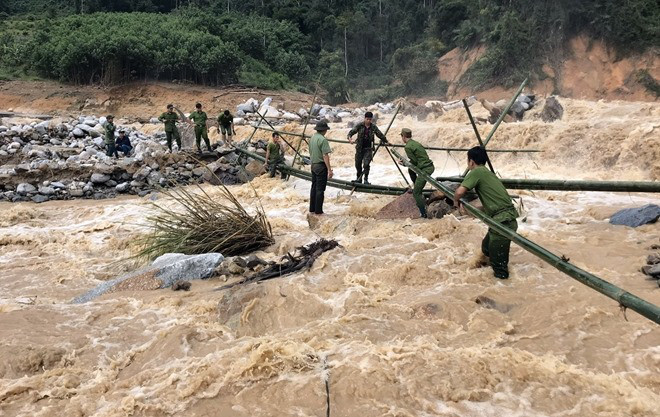 Làm cầu tạm đoạn suối hướng vào xã Phước Thành, Phước Lộc Ảnh: Công an Quảng Nam Làm cầu tạm đoạn suối hướng vào xã Phước Thành, Phước Lộc Ảnh: Công an Quảng Nam