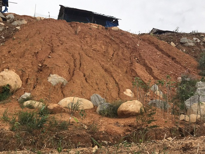  Lũ quét kéo theo sạt lở đe dọa thôn Mang He. Ảnh: Đ.V.T