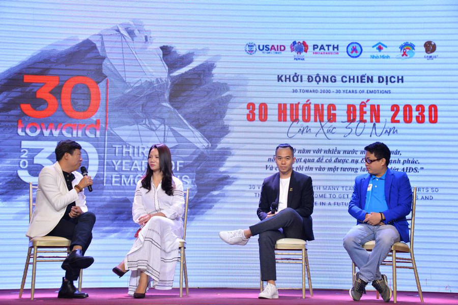 "Đêm Cảm xúc 30 năm" là một đêm triển lãm những kỷ vật, công trình, tài liệu và cả những hình ảnh nhân vật sống với HIV trong suốt nhiều năm qua.