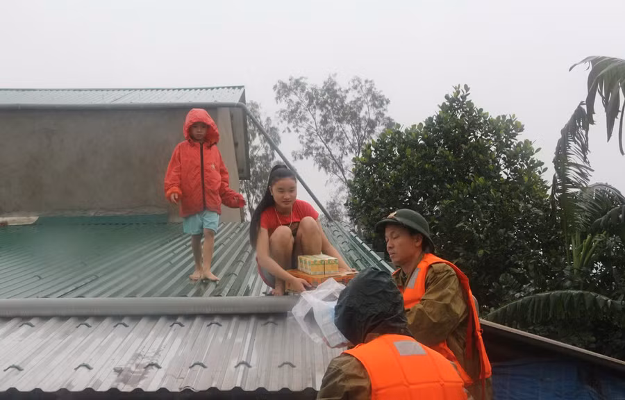 Trao quà hỗ trợ người dân bị cô lập ở xã Hưng Trung, huyện Hưng Nguyên. (Ảnh: Bích Huệ/TTXVN)