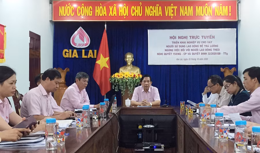  Ngân hàng Chính sách Xã hội-Chi nhánh tỉnh tham gia hội nghị trực tuyến tập huấn nghiệp vụ cho người sử dụng lao động vay vốn để trả lương ngừng việc vào cuối tháng 10-2020. Ảnh: S.C