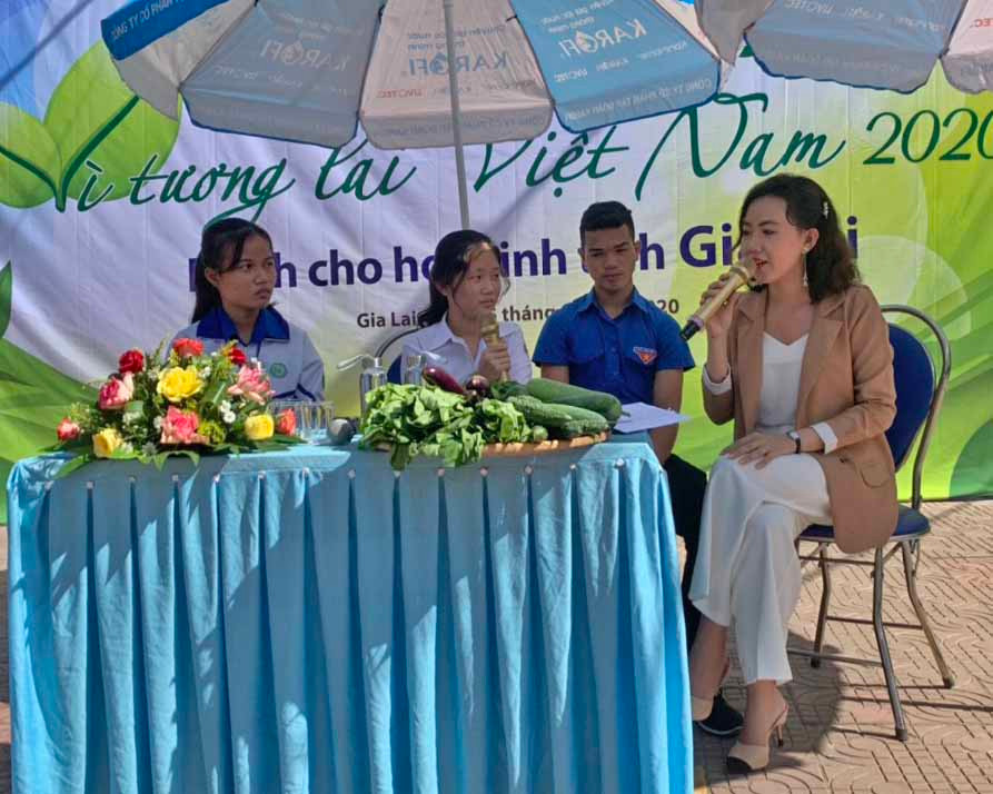  Các em: Ksor H’Nhan, Đặng Ngọc Linh và Ksor Gồ (lần lượt từ trái sang) giao lưu tại lễ trao học bổng “Vì tương lai Việt Nam”. Ảnh: Vũ Chi