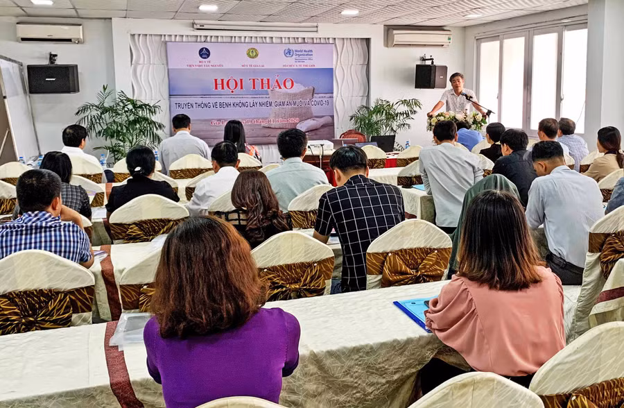 Ông Viên Chinh Chiến- Viện trưởng Viện Vệ sinh Dịch tễ Tây Nguyên phát biểu tại Hội thảo. Ảnh: Như Nguyện