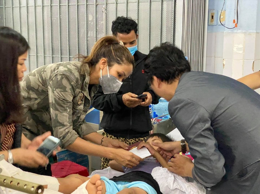 Chứng kiến nhiều vụ việc nghiêm trọng và có nhiều em nhỏ bị thương, cô muốn trực tiếp đến thăm mọi người. “Lòng dạ Hen cứ bồn chồn không yên, mỗi lần đọc báo thấy những hình ảnh xót xa, Hen buồn lắm. Mình không đi là lòng không chịu được” - cô chia sẻ.