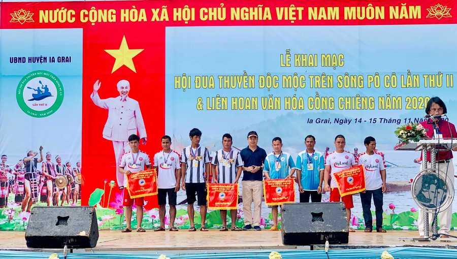Ban Tổ chức trao giải cho các đơn vị đạt giải tại Hội đua thuyền độc mộc-ảnh Phương Loan