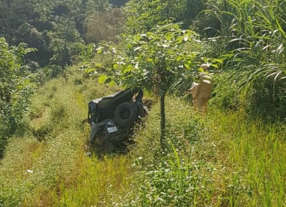 Chiếc xe nằm dưới vực sâu. (Ảnh: Minh Hải). Chiếc xe nằm dưới vực sâu. (Ảnh: Minh Hải).