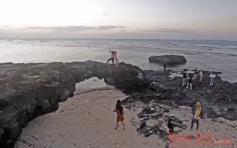 Cổng Tò vò, điểm check in của mỗi du khách khi đến với Lý Sơn.