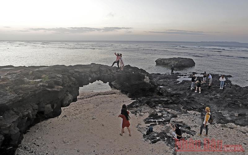 Cổng Tò vò, điểm check in của mỗi du khách khi đến với Lý Sơn. Cổng Tò vò, điểm check in của mỗi du khách khi đến với Lý Sơn.