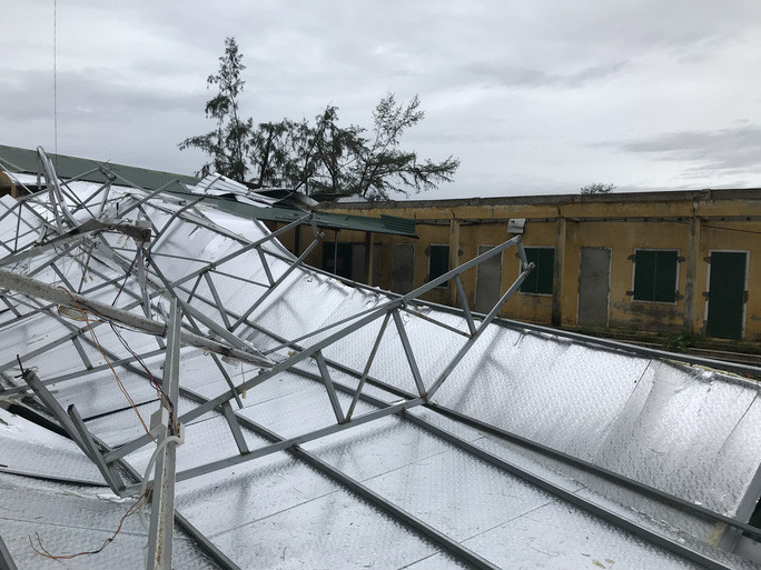 Mái tôn của căn nhà này bị bão đánh bay xuống đất Mái tôn của căn nhà này bị bão đánh bay xuống đất