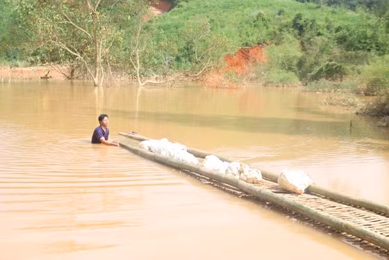 Việc tích nước làm đường ngập, dân lội suối lên rẫy để chở nông sản