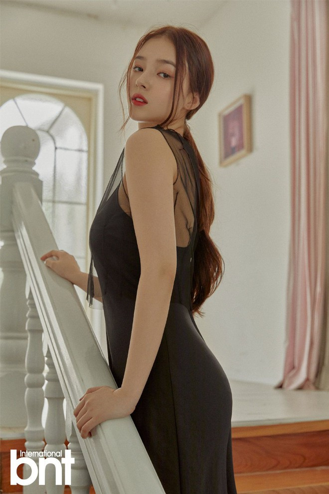 Gương mặt của người đẹp sinh năm 2000 để lại ấn tượng mạnh với ngũ quan sắc sảo. Cô có chiếc mũi cao thẳng tắp, cặp mắt to tròn, môi dày và làn da trắng sáng ẢNH: INSTAGRAM NV