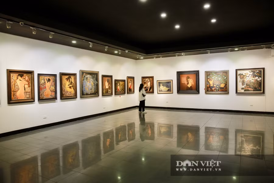 Từ ngày 2 - 14/11, các bức tranh khỏa thân nghệ thuật, hướng tới tiêu chí tôn vinh cái đẹp của phụ nữ đang được được trưng bày tại Nhà triển lãm Mỹ Thuật (16 Ngô Quyền, Hà Nội).