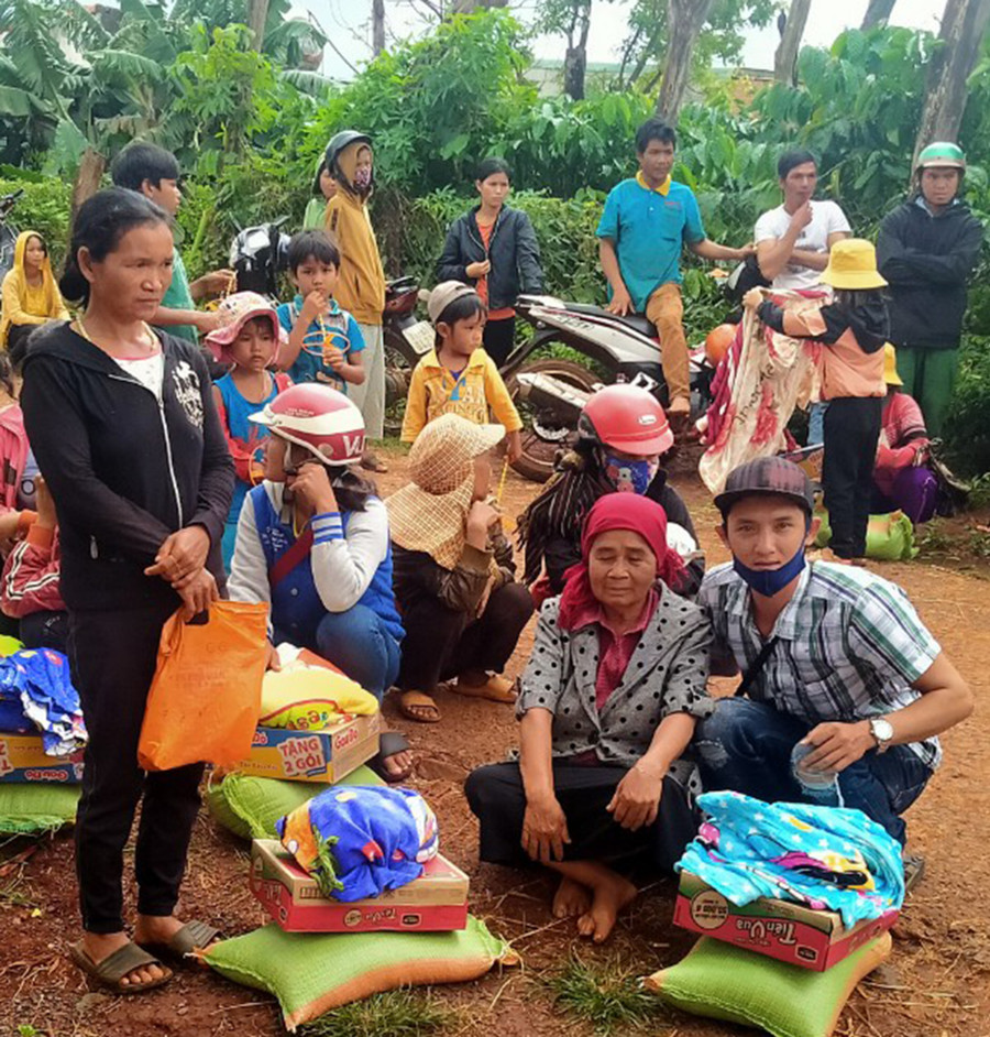 Tặng quà cho hộ nghèo xã Ia Dreng. Ảnh: Hồng Ngọc Tặng quà cho các hộ nghèo, khó khăn xã Ia Dreng. Ảnh: Hồng Ngọc