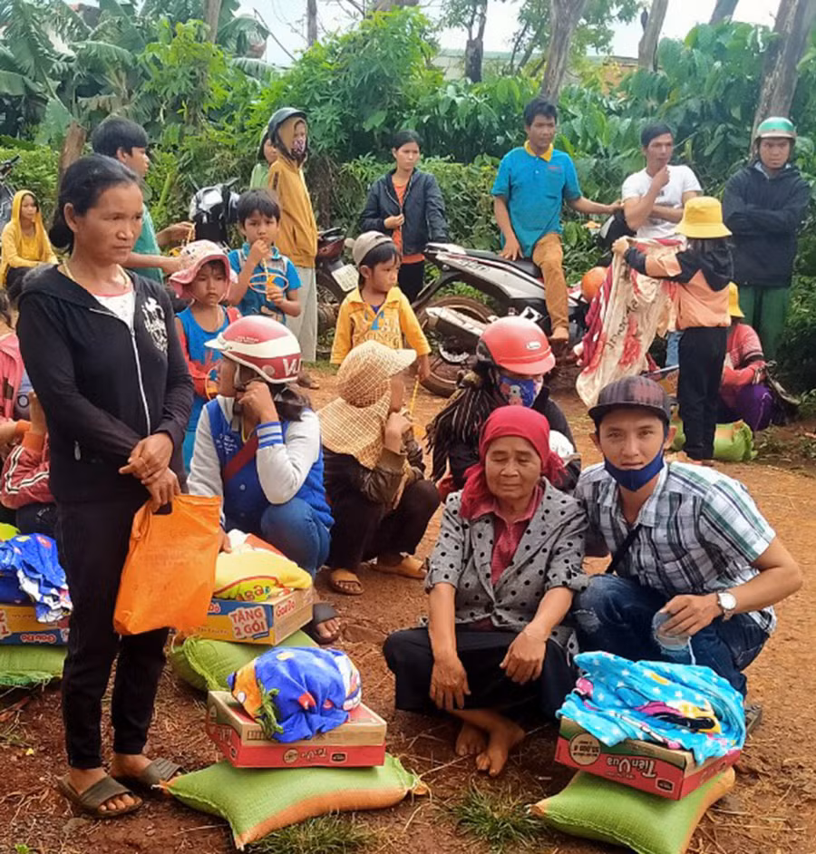 Tặng quà cho hộ nghèo xã Ia Dreng. Ảnh: Hồng Ngọc Tặng quà cho các hộ nghèo, khó khăn xã Ia Dreng. Ảnh: Hồng Ngọc