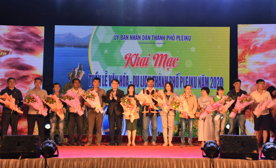 Bí thư Thành ủy Pleiku Trịnh Duy Thuân tặng hoa cho các đơn vị, cá nhân tham gia Tuần lễ Văn hóa-Du lịch TP. Pleiku năm 2020. Ảnh: Trần Dung Bí thư Thành ủy Pleiku Trịnh Duy Thuân tặng hoa cho các đơn vị, cá nhân tham gia Tuần lễ Văn hóa-Du lịch TP. Pleiku năm 2020. Ảnh: Trần Dung