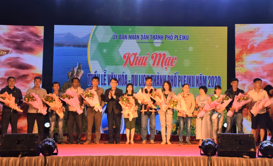 Bí thư Thành ủy Pleiku Trịnh Duy Thuân tặng hoa cho các đơn vị, cá nhân tham gia Tuần lễ Văn hóa-Du lịch TP. Pleiku năm 2020. Ảnh: Trần Dung