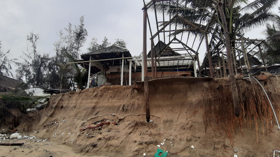 Hiện lực lượng chức năng tiến hành giăng dây cảnh báo, tránh người dân đi vào khu vực có nguy cơ sạt lở.