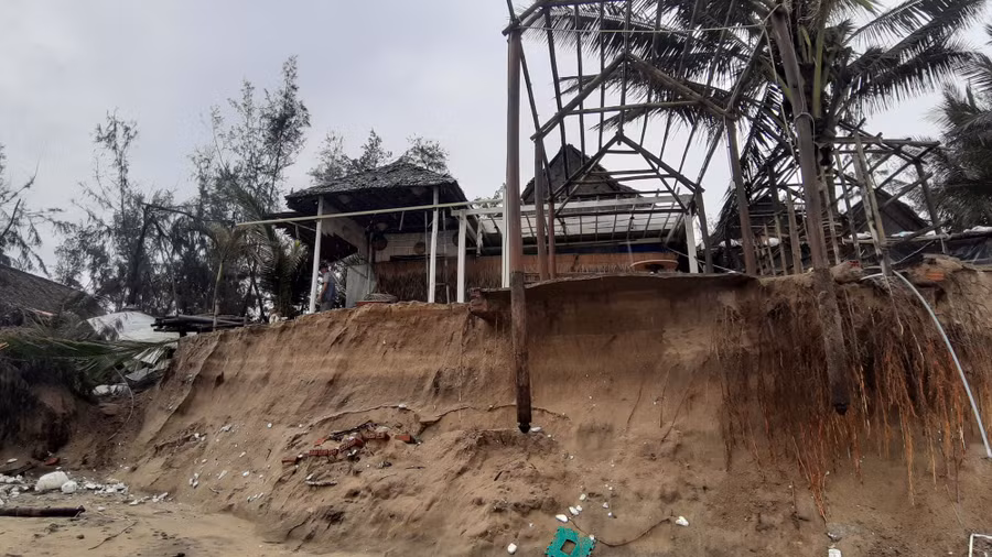 Hiện lực lượng chức năng tiến hành giăng dây cảnh báo, tránh người dân đi vào khu vực có nguy cơ sạt lở.