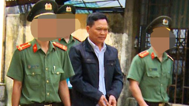 Cơ quan công an dẫn giải Phan Văn Giỏi.