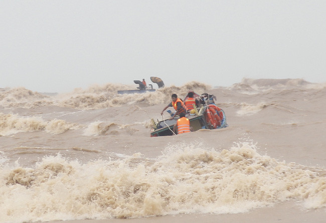 Trong cuộc giải cứu thuyền viên bị mắc kẹt trên tàu Vietship 01 bị chìm ở biển Quảng Trị vào ngày 8/10, thời điểm ban đầu chỉ dùng tàu cá nhỏ và ngư dân với trang thiết bị thô sơ để cố gắng ra biển ứng cứu. Ảnh: Ngọc Vũ
