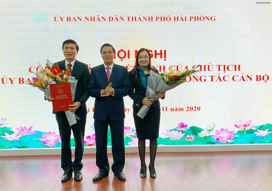 Chủ tịch UBND thành phố Nguyễn Văn Tùng trao hoa và Quyết định chúc mừng các đồng chí lãnh đạo Sở Y tế. Ảnh haiphong.gov.vn Chủ tịch UBND thành phố Nguyễn Văn Tùng trao hoa và Quyết định chúc mừng các đồng chí lãnh đạo Sở Y tế. Ảnh haiphong.gov.vn