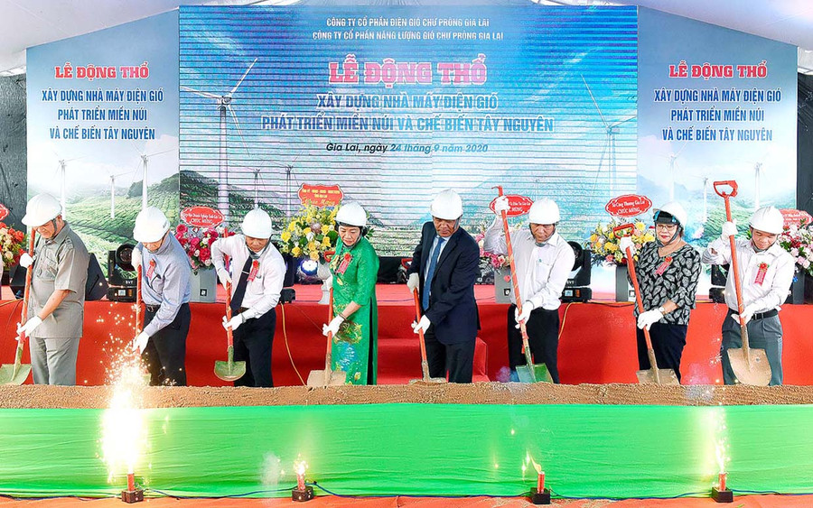 Nhiều dự án điện gió được khởi công xây dựng trên địa bàn tỉnh thời gian qua đã mở ra triển vọng về phát triển năng lượng tái tạo. Ảnh: Đức Thụy Nhiều dự án điện gió được khởi công xây dựng trên địa bàn tỉnh thời gian qua đã mở ra triển vọng về phát triển năng lượng tái tạo. Ảnh: Đức Thụy