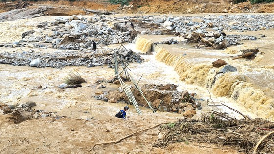 Đường đến xã Phước Lộc giờ chỉ còn bùn đất, đá và dòng nước chảy xiết