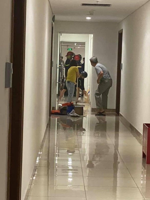 Cảnh sát phòng cháy chữa cháy tiếp cận căn hộ nơi xảy ra cháy - Ảnh: Lê Tấn