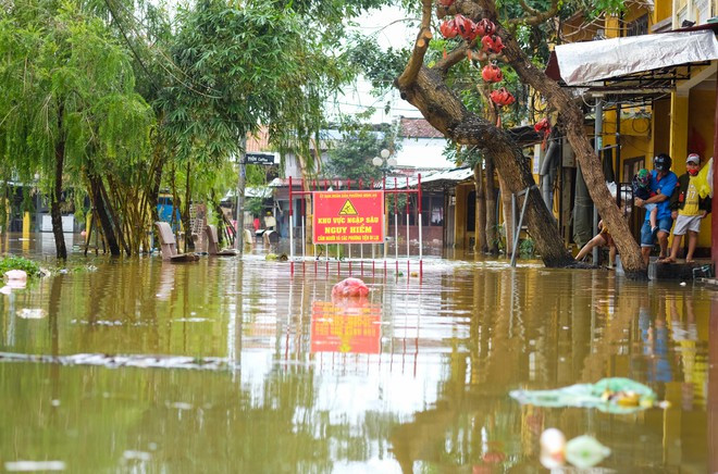Nước lũ nhấn chìm các tuyến phố ở Hội An HUY ĐẠT