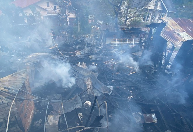 Các phòng trọ và kho gỗ bị thiêu rụi ẢNH: LÂM VIÊN