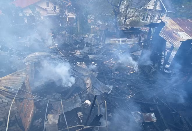 Các phòng trọ và kho gỗ bị thiêu rụi ẢNH: LÂM VIÊN