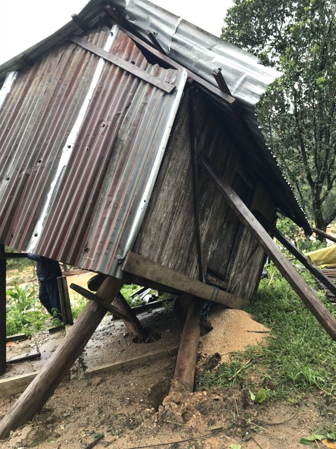 Nhiều nhà dân bị hư hỏng. Ảnh: Đ.V.T