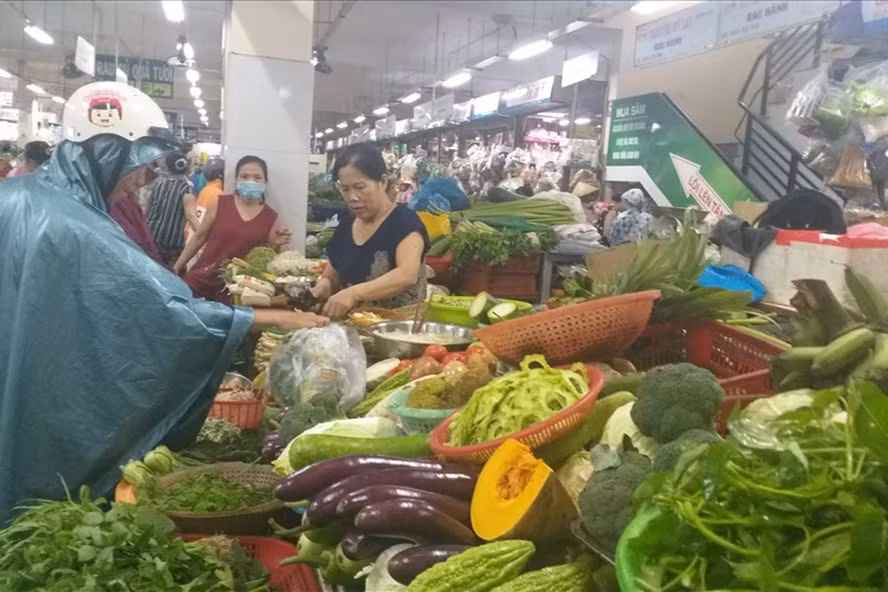 Giá rau xanh tại miền Trung tăng cao do mưa lũ kéo dài. Ảnh: Thuỳ Trang